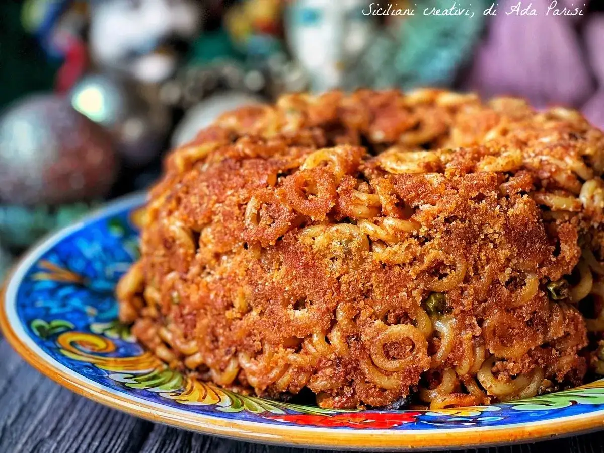 Un invitante piatto di anelletti alla palermitana, dorato e croccante, pronto per essere gustato.