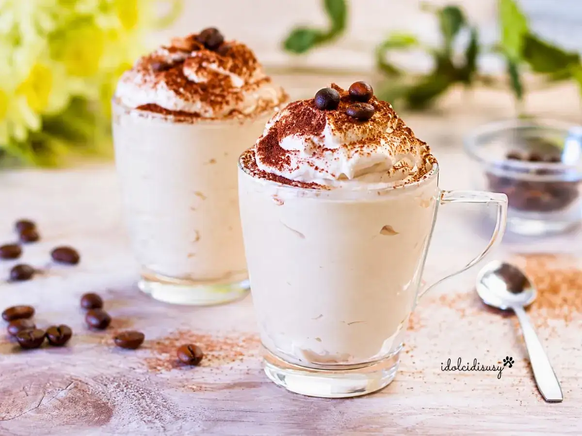 Due bicchieri di deliziosa crema al caff&egrave; veloce, guarniti con panna montata, cacao e chicchi di caff&egrave;.