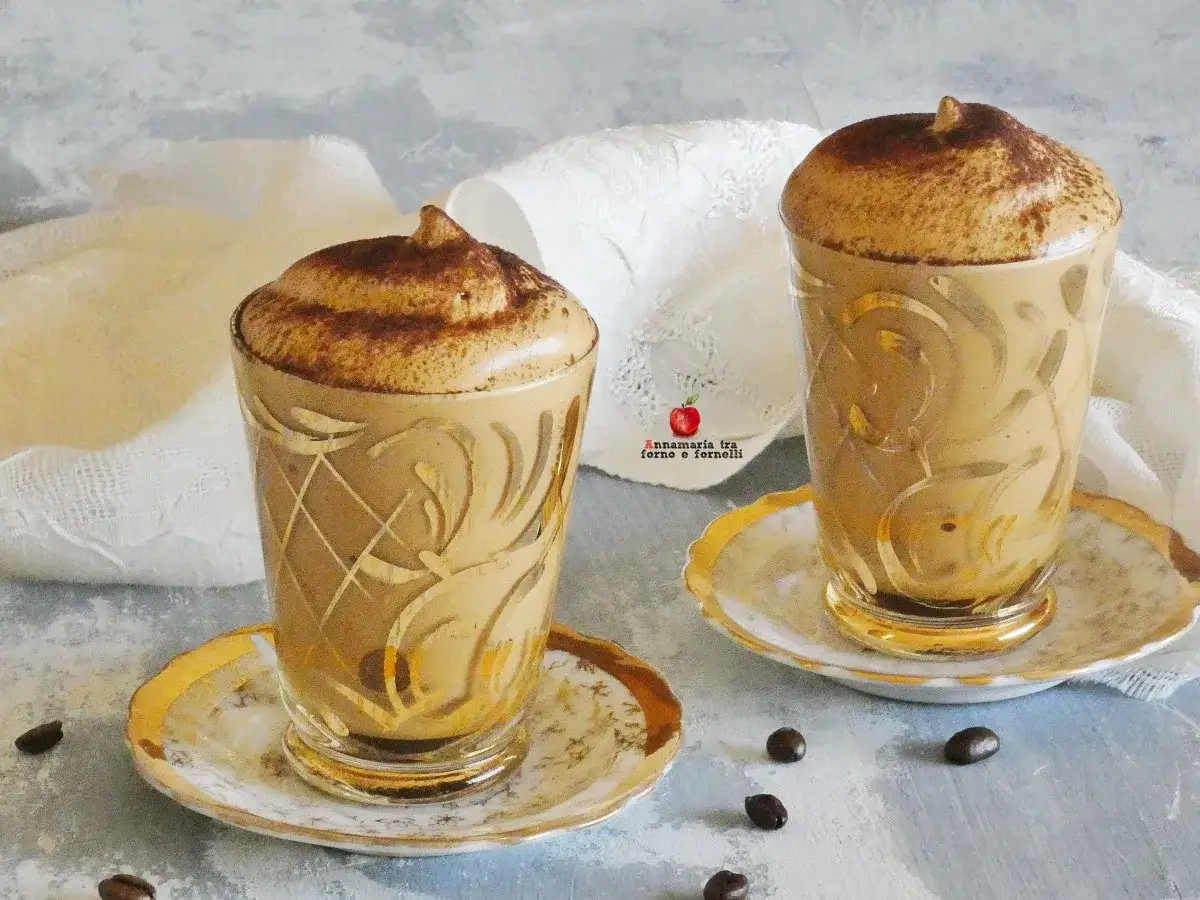 Due bicchieri eleganti con una soffice mousse al caffè, spolverata di cacao. Perfetta per una pausa golosa.