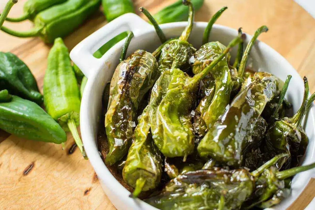 Friggitelli cotti in padella, conditi con sale grosso. Un modo semplice per scoprire come cucinare i friggitelli, gustosi e leggermente piccanti.