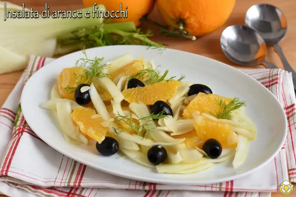 Insalata di finocchi e arance, un piatto fresco e colorato con olive nere e aneto.