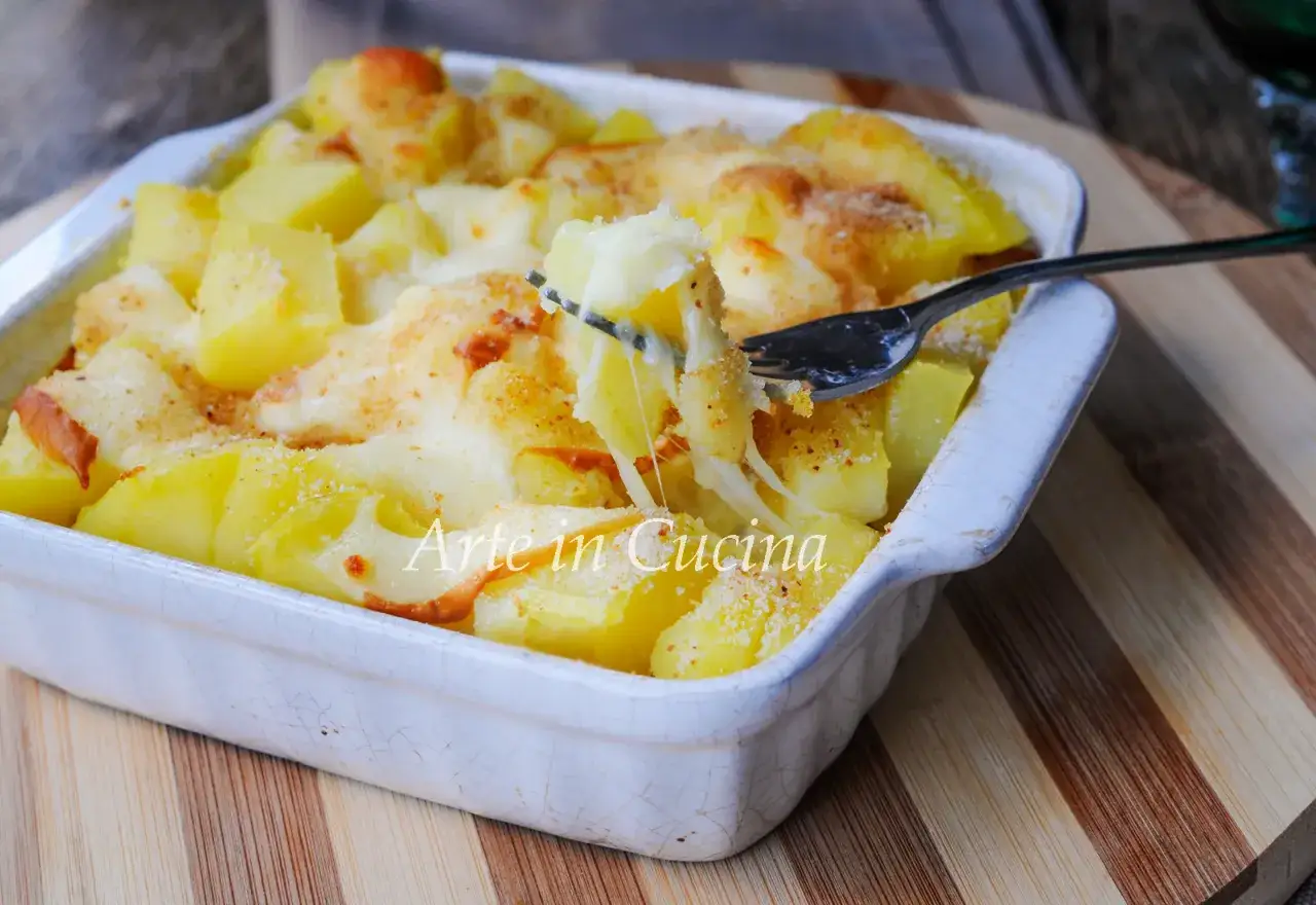 Un delizioso timballo di patate, dorato e filante, pronto per essere gustato.