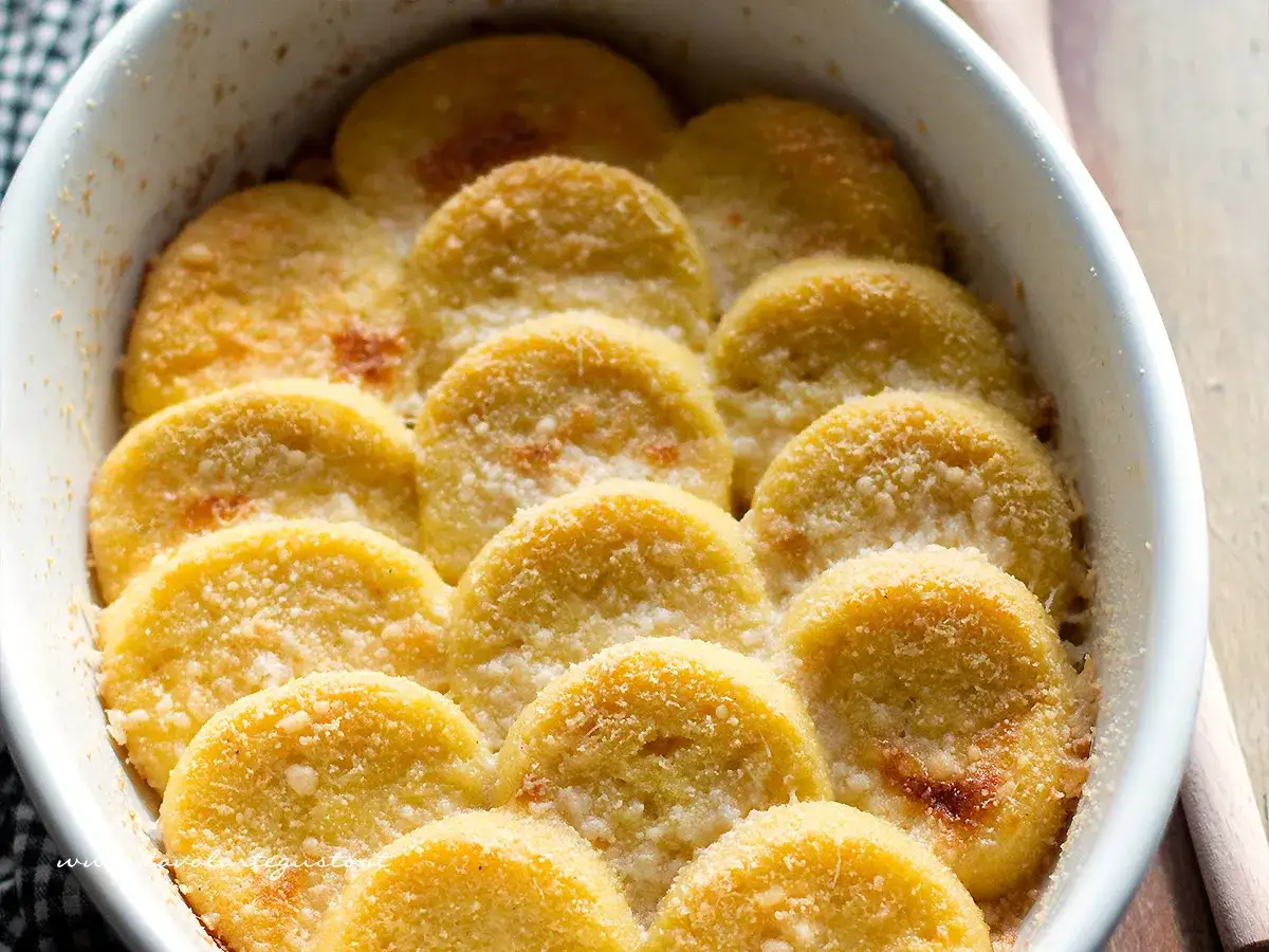 Gnocchi alla romana dorati e gratinati in una teglia, pronti per essere gustati.