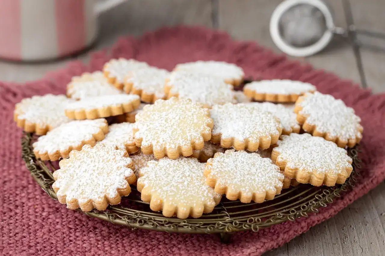 Deliziosi biscotti di frolla cosparsi di zucchero a velo, pronti per essere gustati.