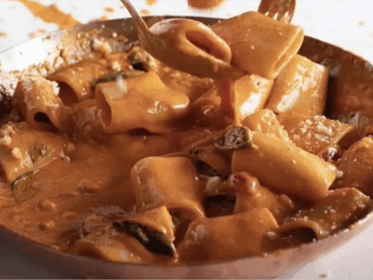 Un primo piatto cremoso e invitante: paccheri alla Vittorio, ricoperti da una salsa ricca e profumata, con un tocco di parmigiano.