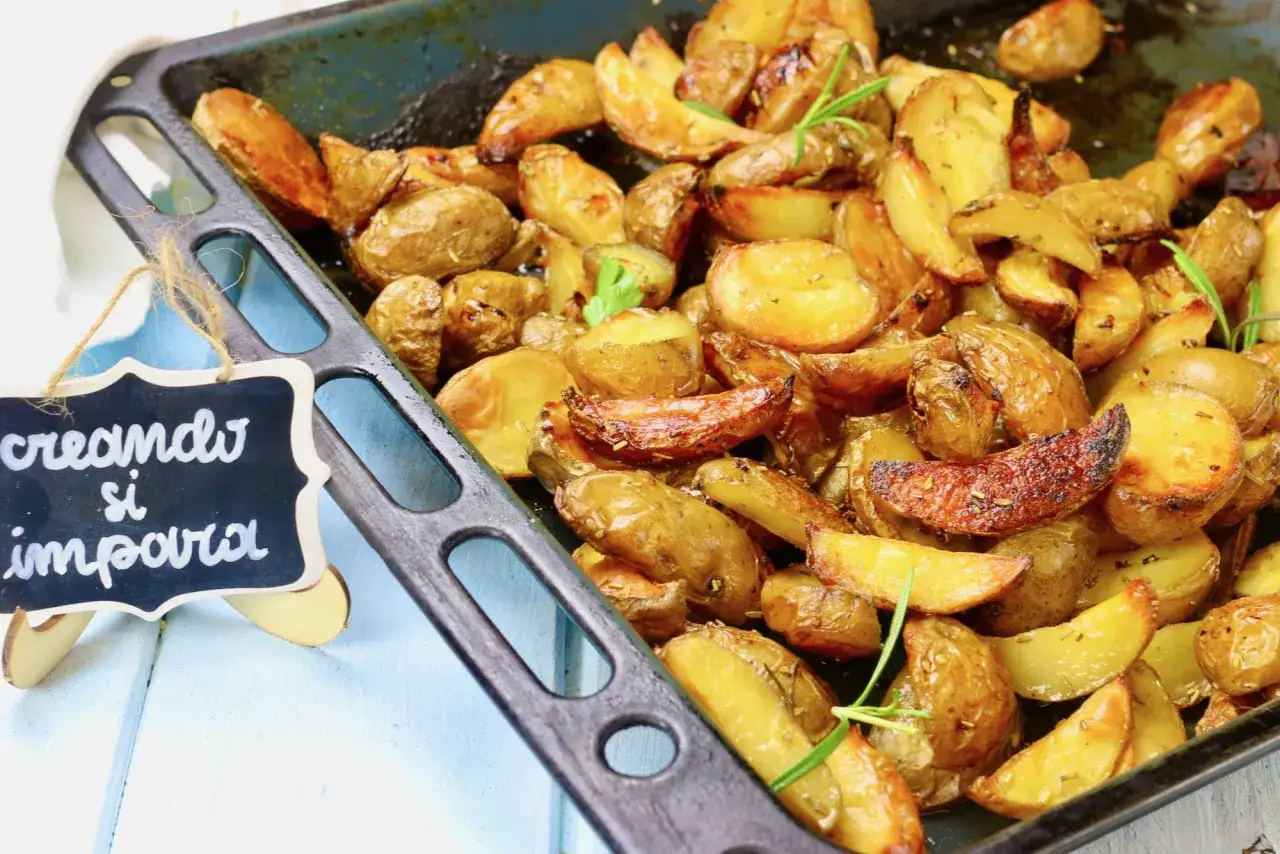 Patate al forno dorate e croccanti, un'ottima ricetta con patate, profumate al rosmarino.