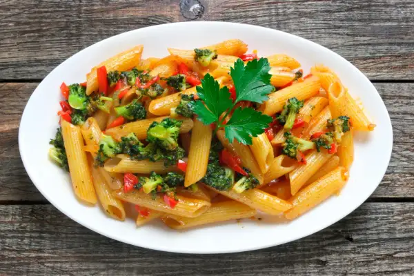 Penne con broccoli e peperoni rossi, un piatto colorato e saporito, perfetto come condimenti per pasta.