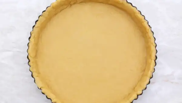 Base per crostata pronta, una deliziosa pasta frolla senza glutine, attende il suo ripieno.