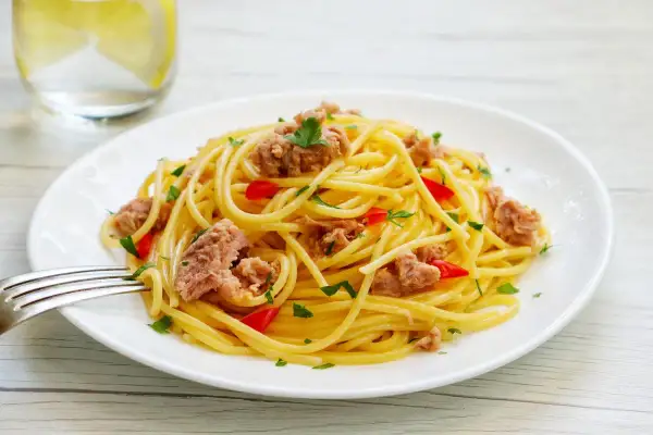 Spaghetti al tonno, un classico intramontabile, la ricetta della nonna che profuma di casa. Un piatto semplice ma ricco di sapore.