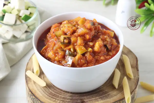 Un saporito ragù di verdure, ricco di zucchine e melanzane, pronto per condire la pasta.