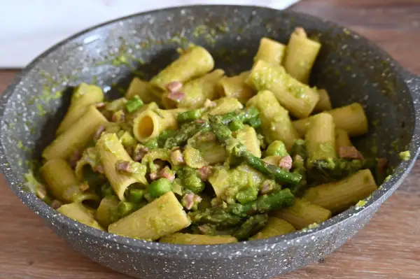 Pasta con asparagi e pancetta, un piatto fatto in casa da Benedetta, cremoso e saporito, pronto per essere gustato.