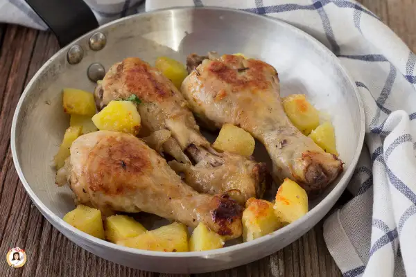 Fusi di pollo in padella, dorati e succulenti, accompagnati da patate croccanti. Un piatto semplice e gustoso.