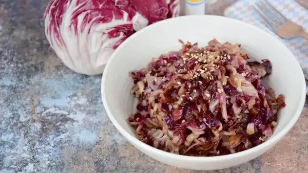 Radicchio in padella, un contorno saporito e colorato, guarnito con semi di sesamo.