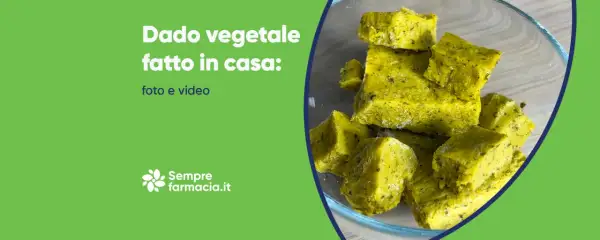 Cubetti di dado vegetale fatto in casa, pronti per insaporire i tuoi piatti.