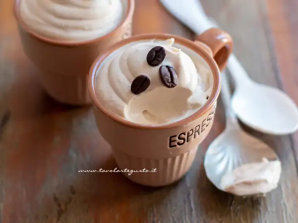 Crema al caffè veloce in tazzine, guarnita con chicchi di caffè. Perfetta per una pausa golosa.