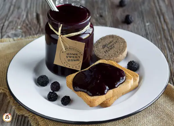Marmellata di more fatto in casa da Benedetta, su fette biscottate, con more fresche e un'etichetta "Home Sweet Home".