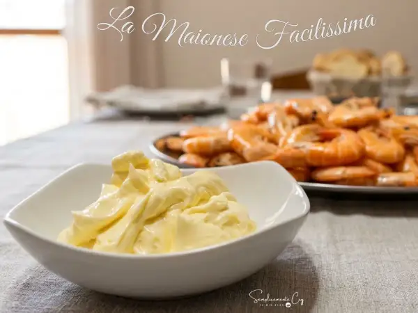 Maionese cremosa fatta in casa con minipimer, pronta per accompagnare un piatto di gamberi freschi.