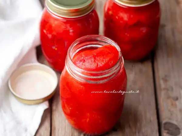 Barattoli di pomodori pelati fatti in casa, pronti per essere gustati.